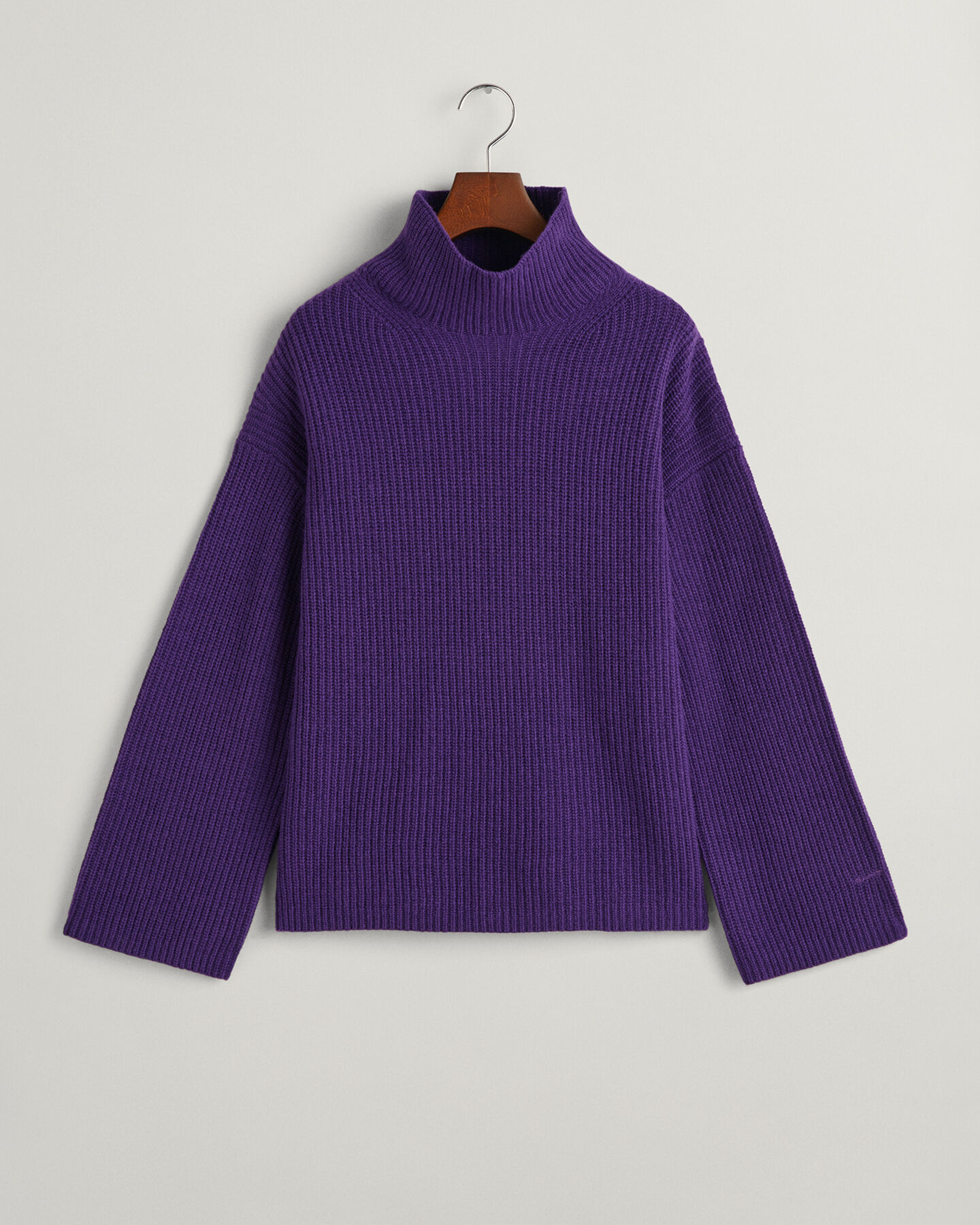 Ribbstickad ylletröja med ståkrage