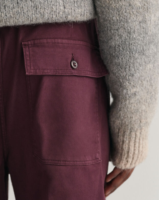 Chinos med veck och bälte