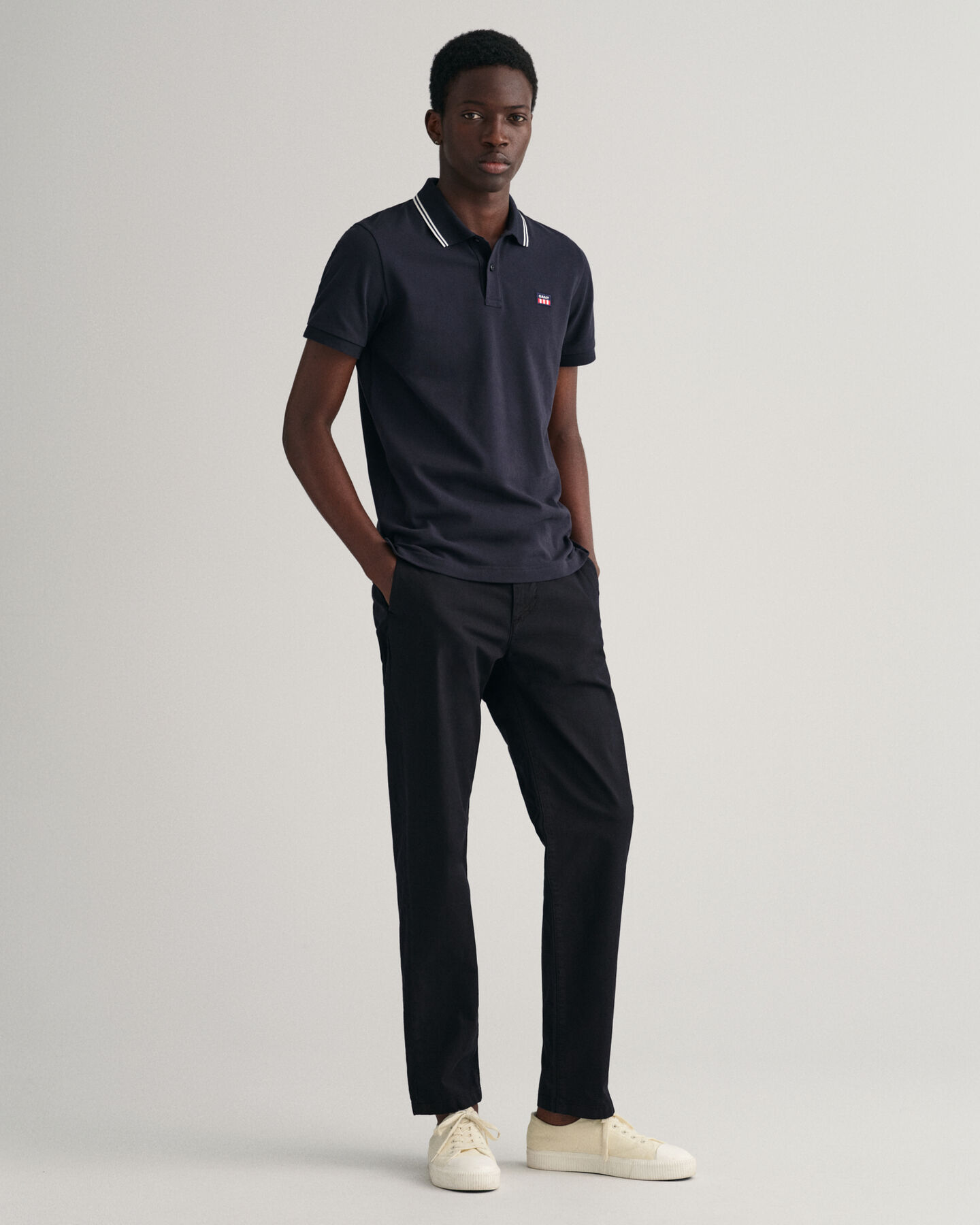 Randig pik&eacute;tr&ouml;ja med kontrasterande krage