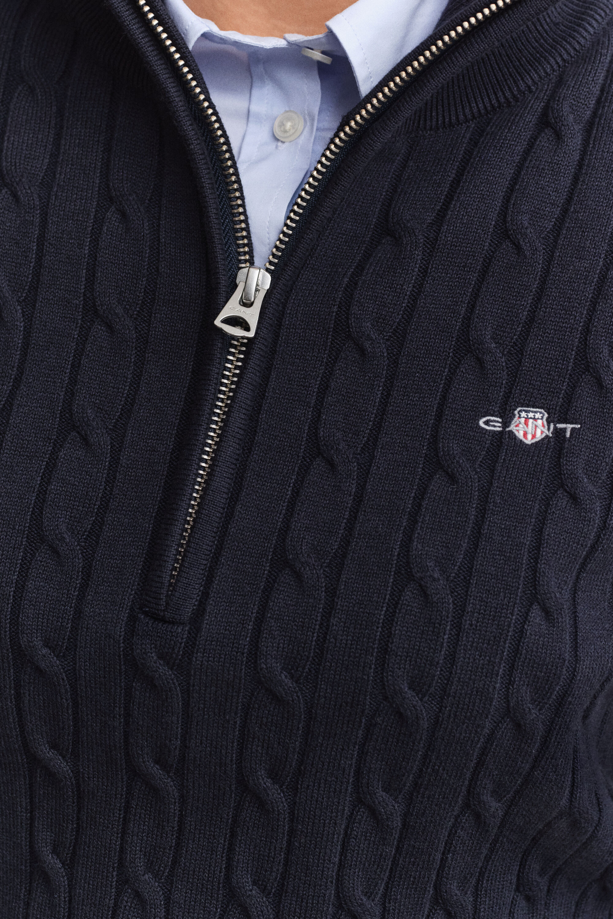 Kabelstickad tröja i bomullsstrech med half-zip