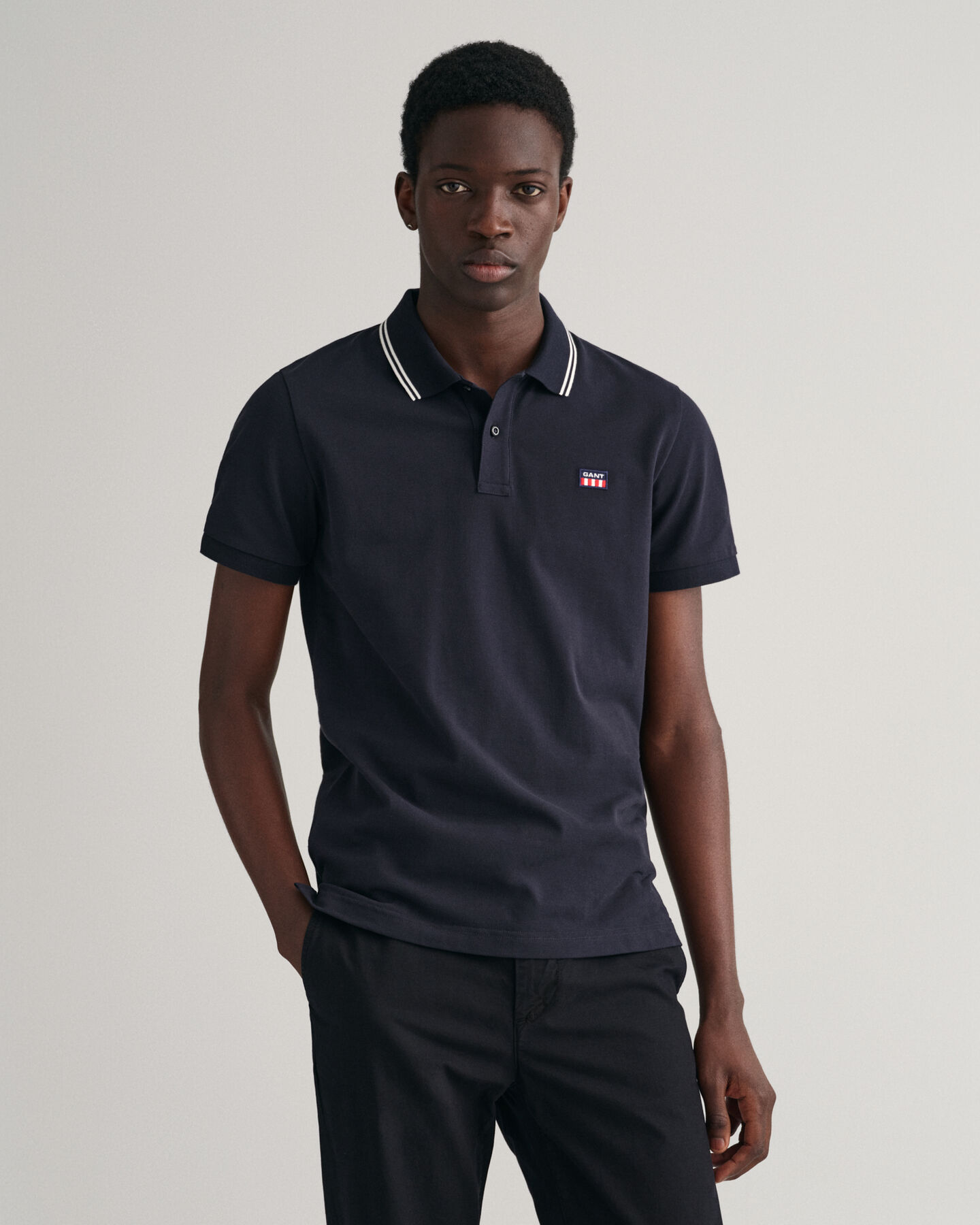 Randig pik&eacute;tr&ouml;ja med kontrasterande krage