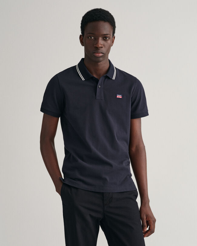 Randig pik&eacute;tr&ouml;ja med kontrasterande krage