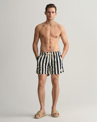 Classic fit bredrandiga badshorts
