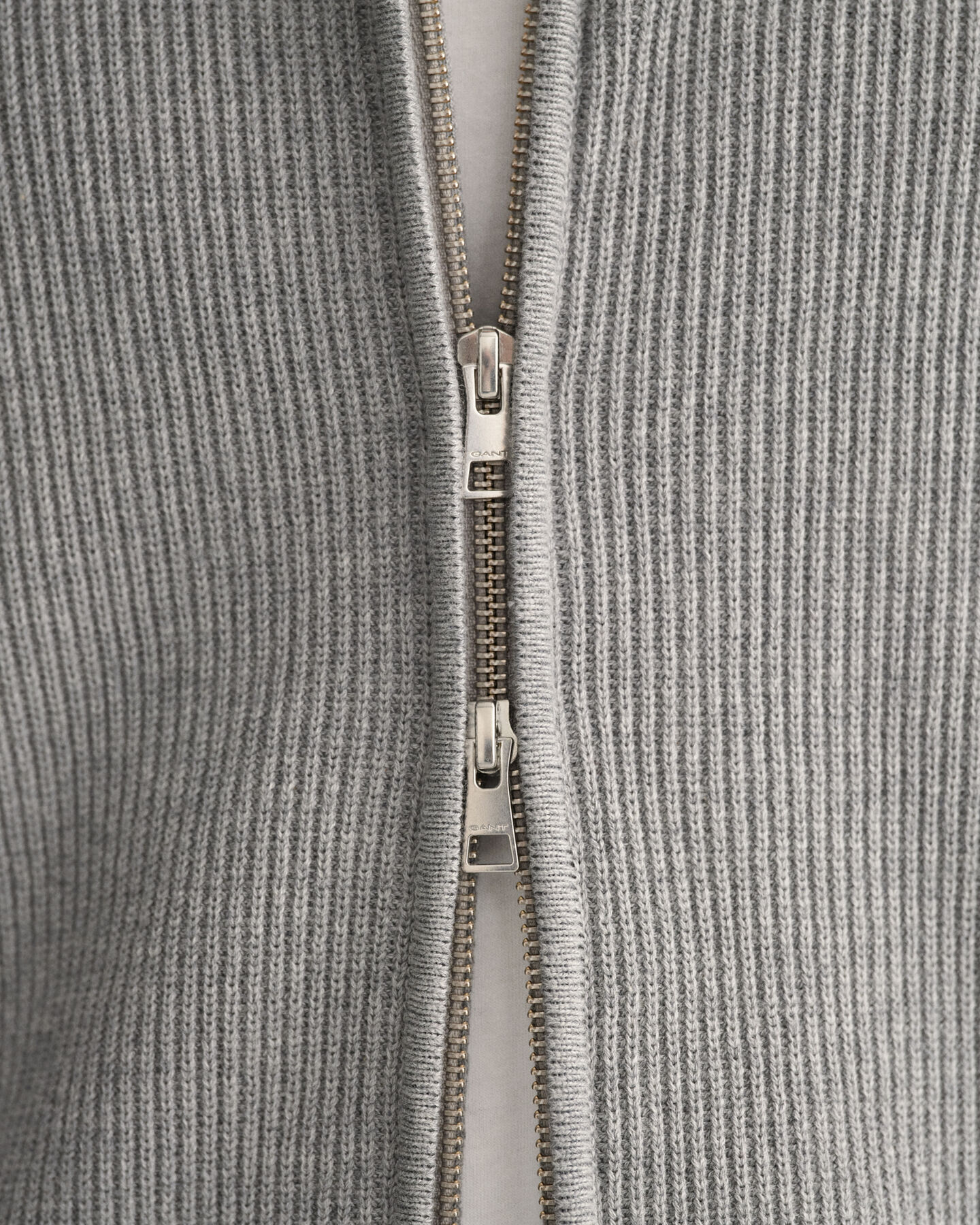 Ribbstickad tr&ouml;ja med dragkedja