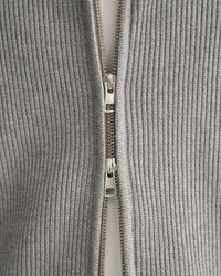 Ribbstickad tr&ouml;ja med dragkedja