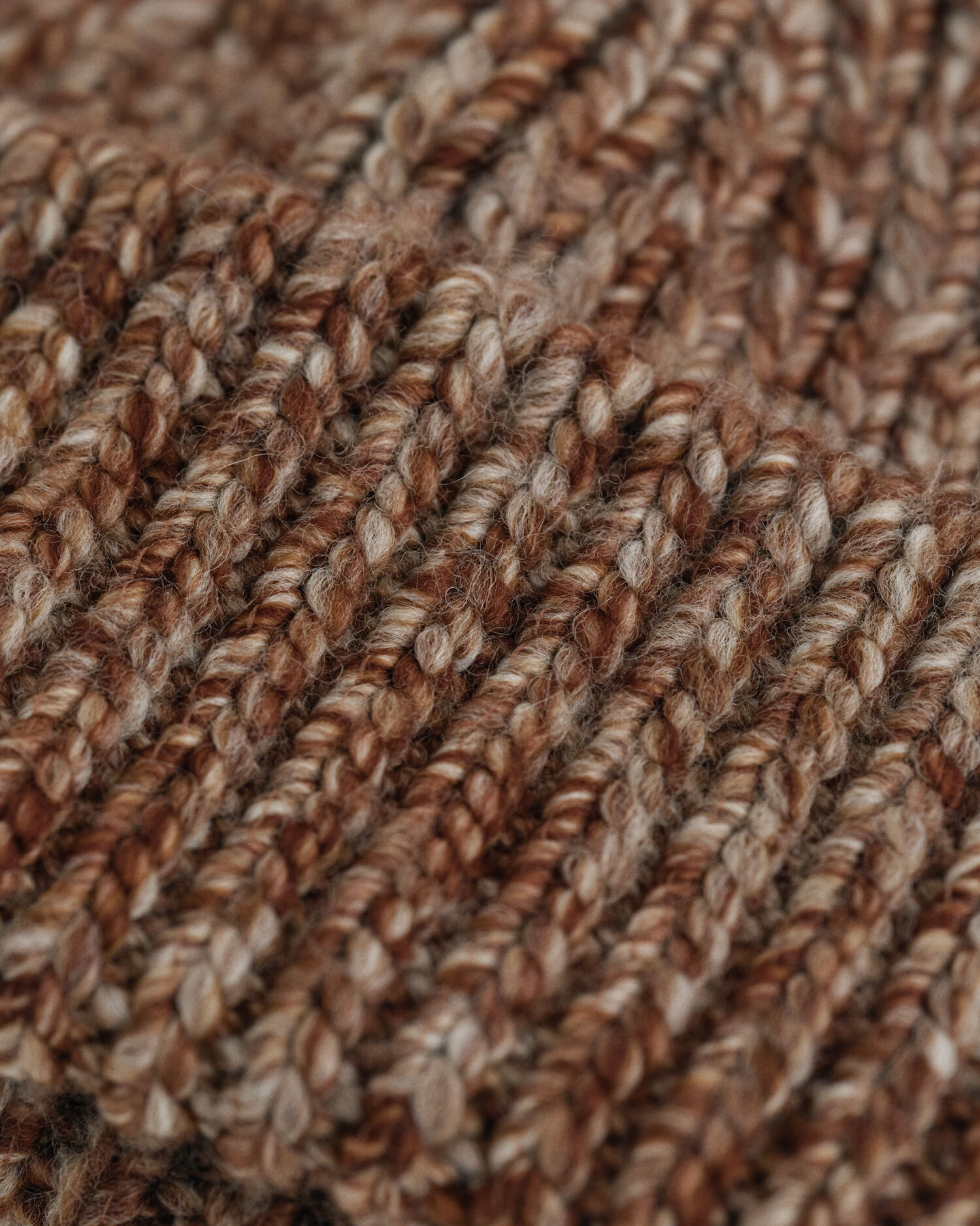 Ribbstickad melerad yllemössa