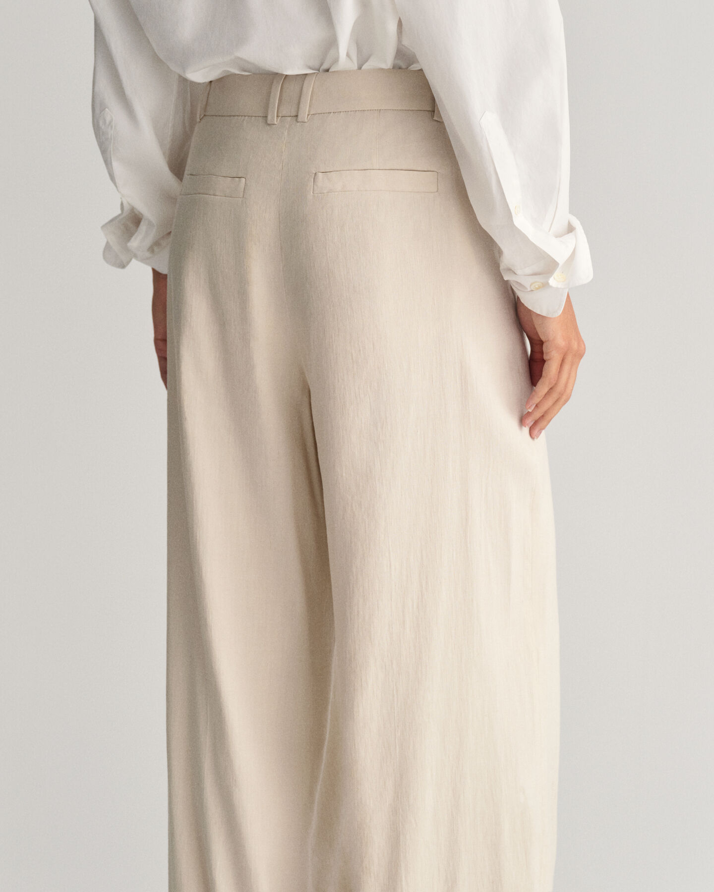 Relaxed fit välskurna byxor i stretchigt linne