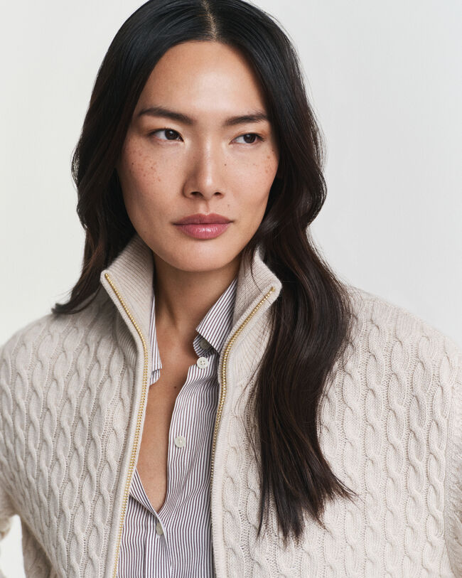 Kabelstickad kofta med dragkedja