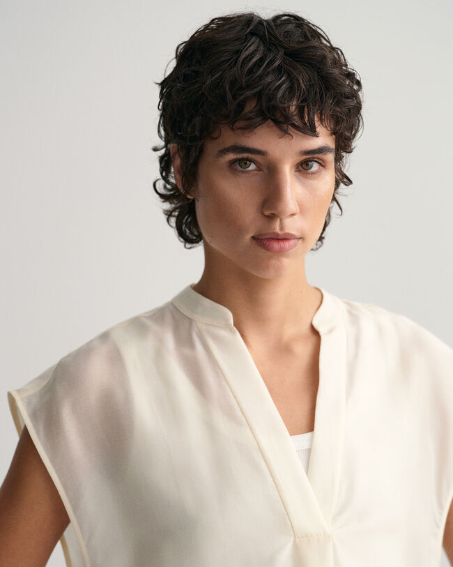 Ärmlös blus med ståkrage