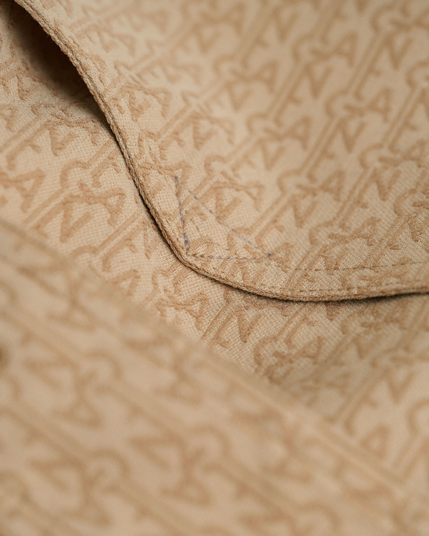 Trenchcoat i jacquard med monogram
