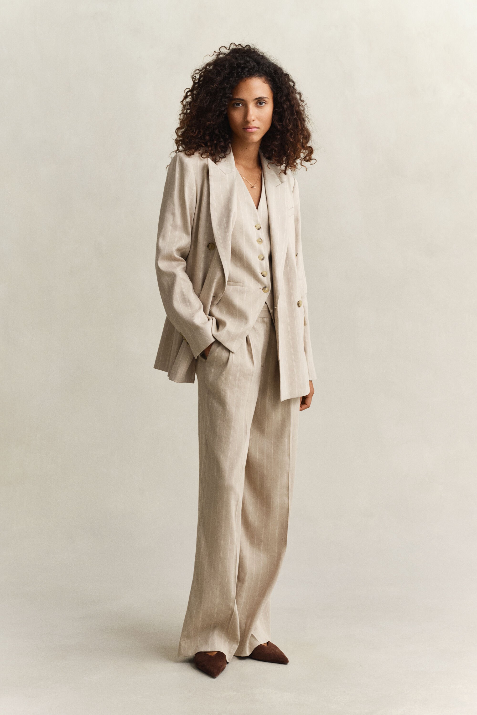 Kritstrecksrandig kavaj i linneblandning