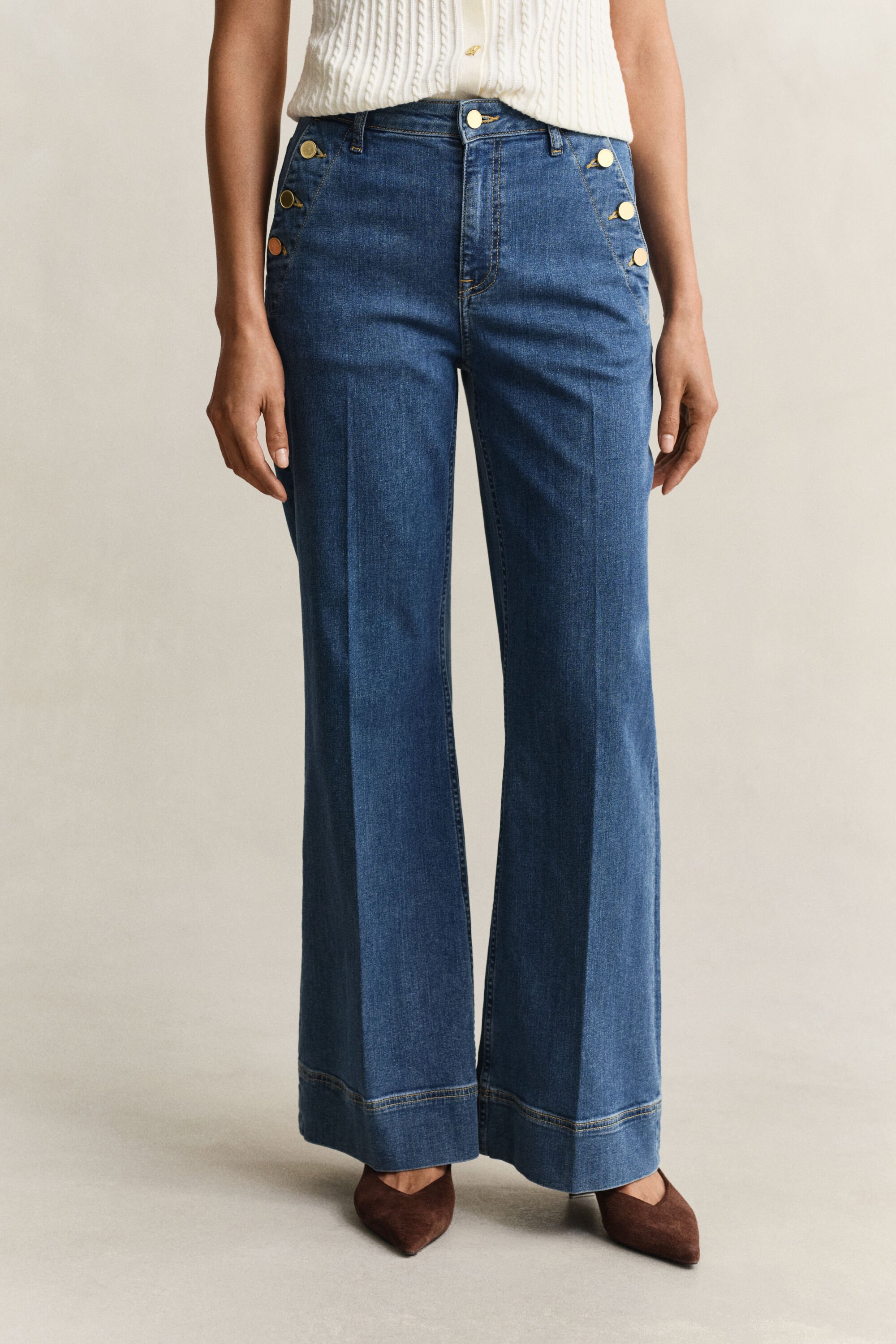 Utställda jeans med marin känsla