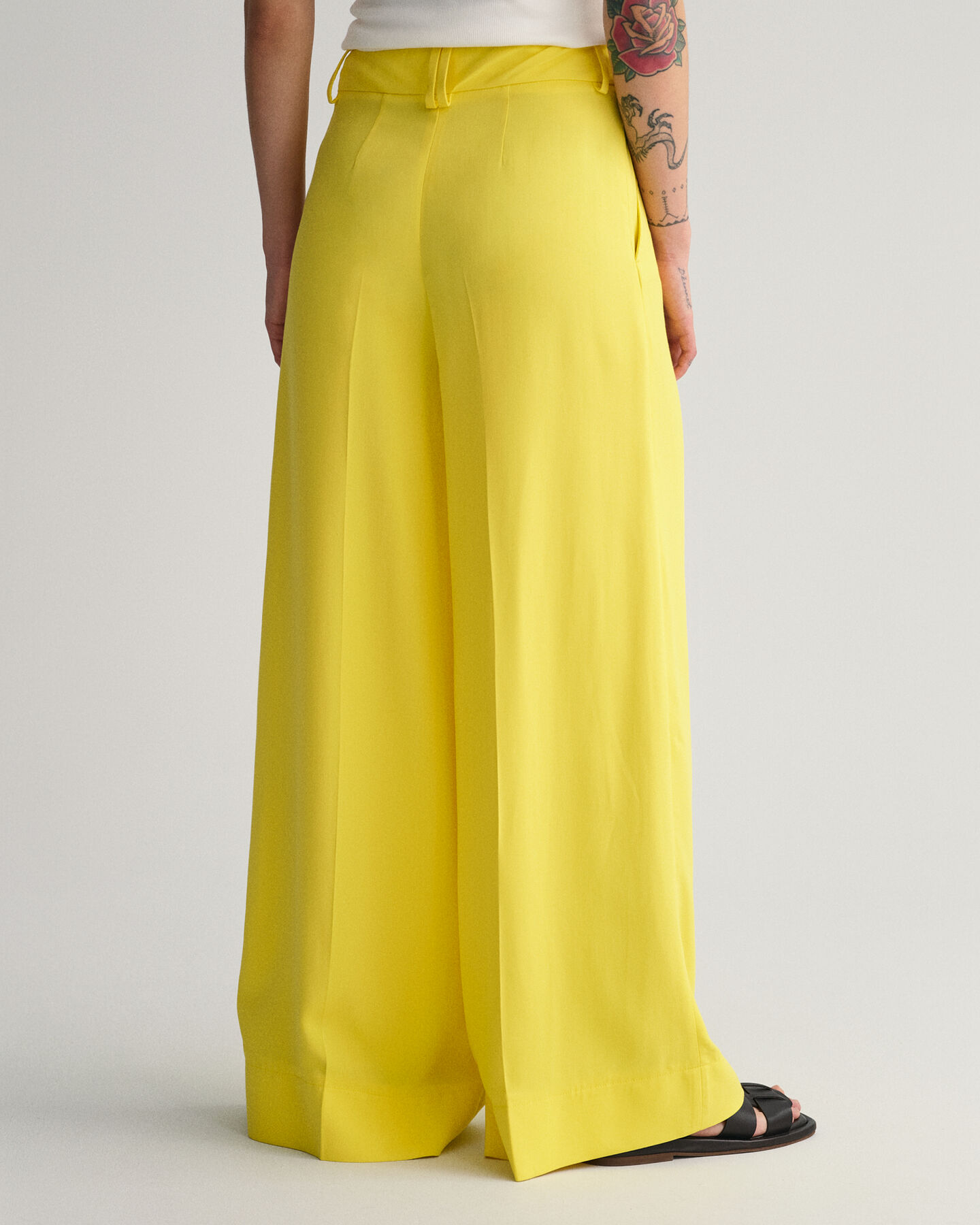 Fluid byxor med vida ben