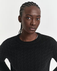 Kabelstickad tröja i kashmir med rund halsringning