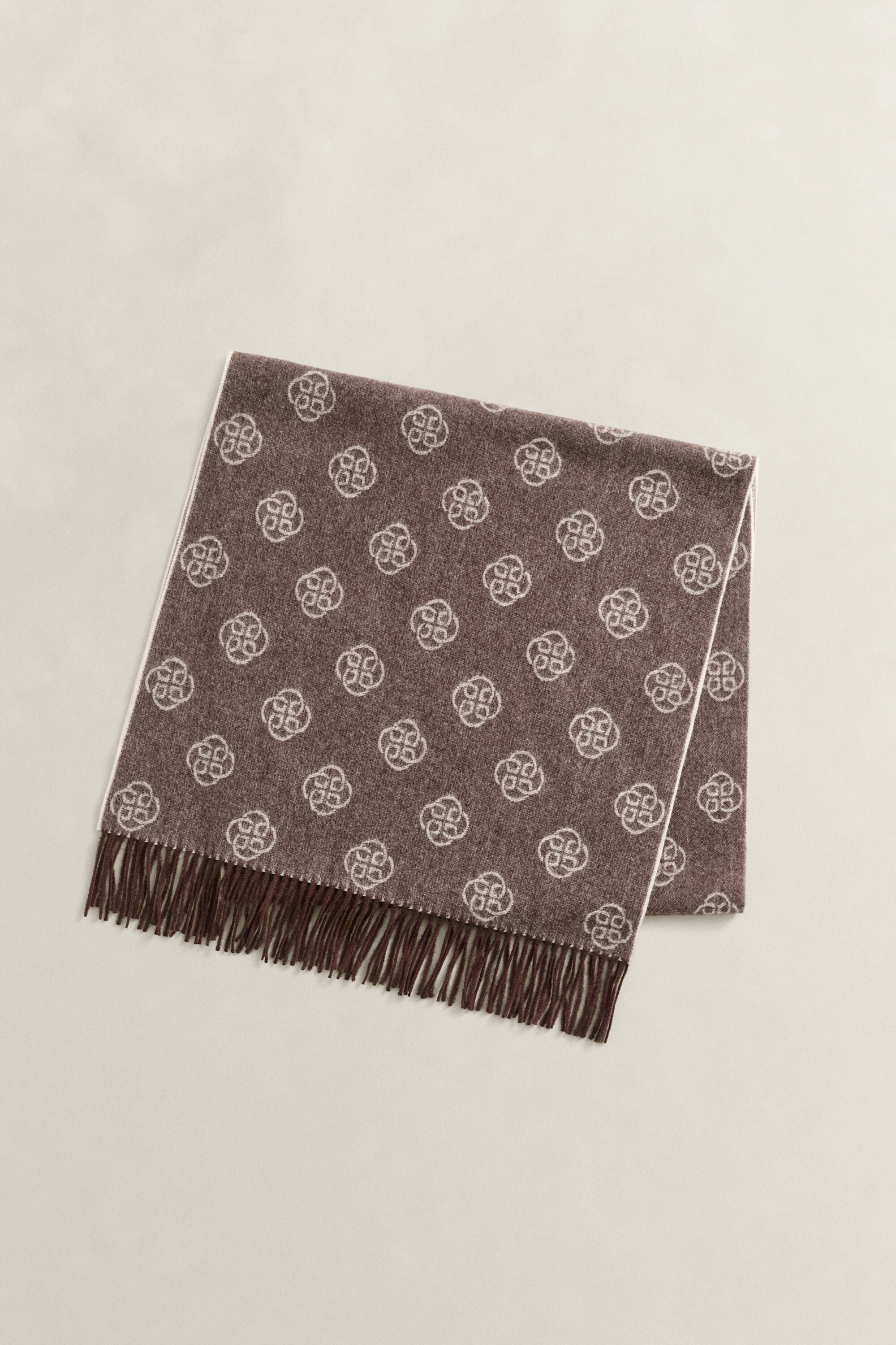 Yllehalsduk med monogram