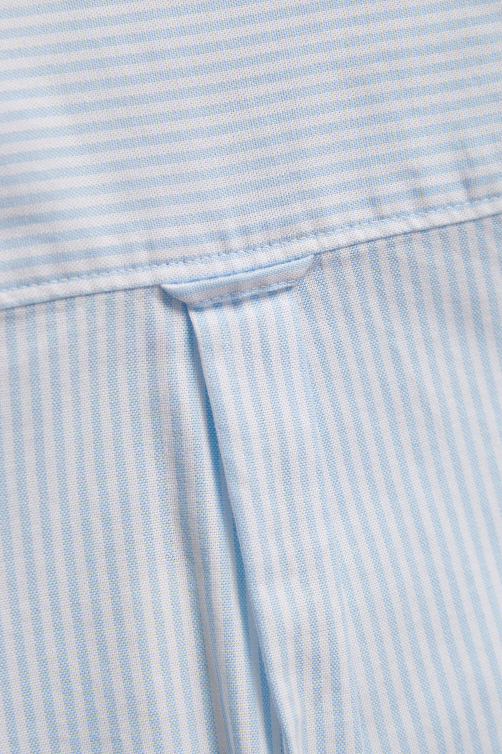 Boys randig oxfordskjorta med sköldemblem