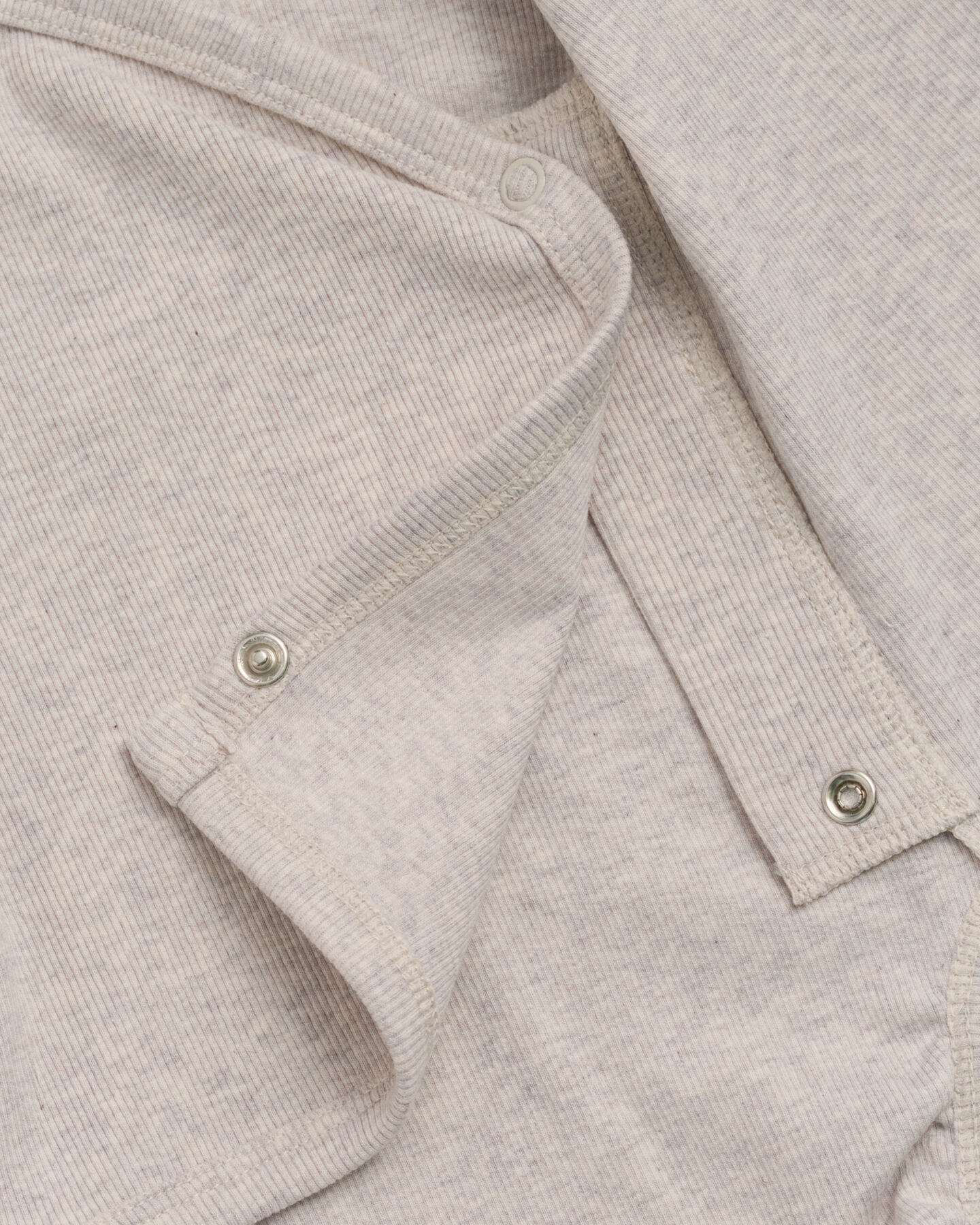 Baby Shield ribbstickad omlottbody