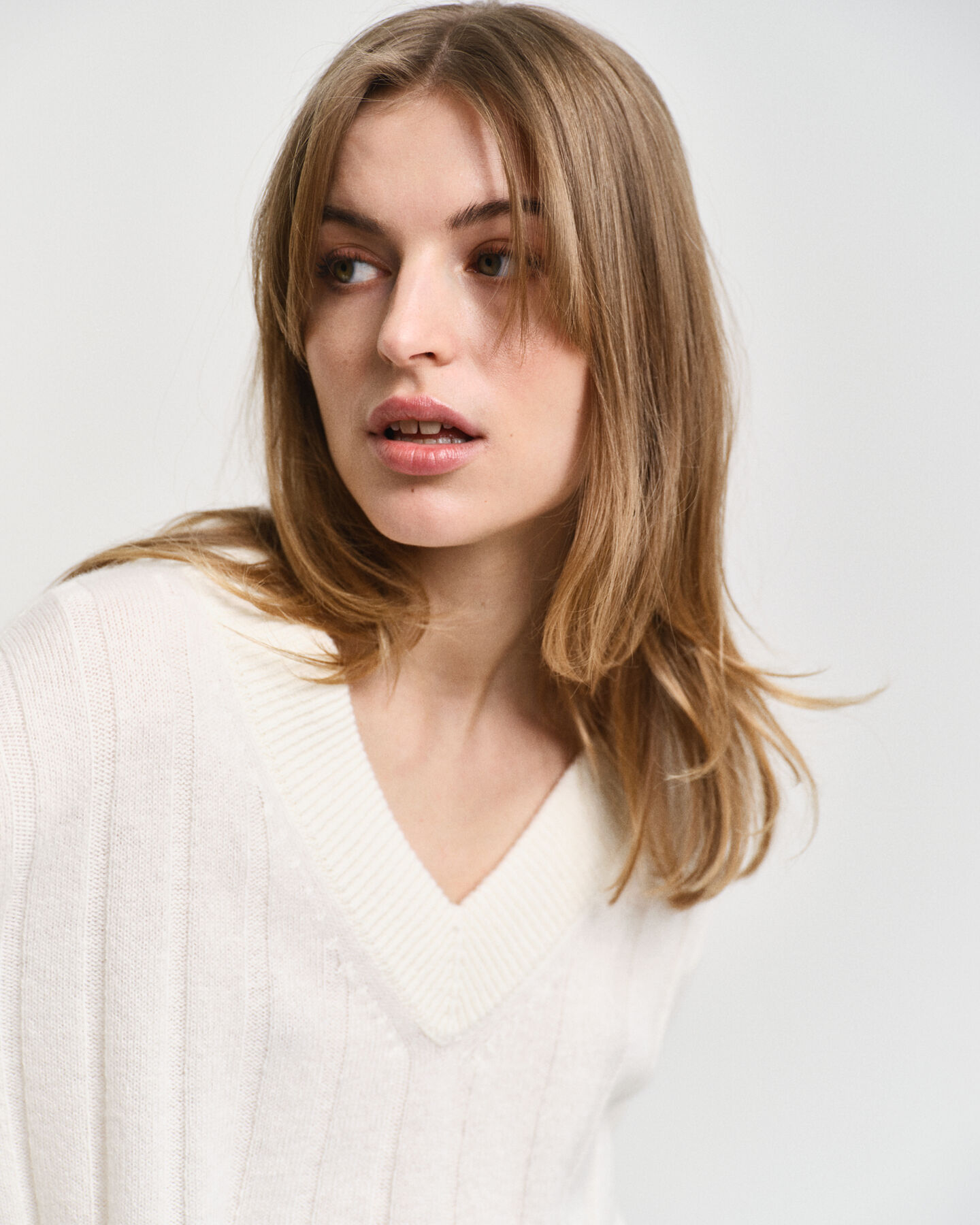 Bredribbad V-ringad tröja i ull