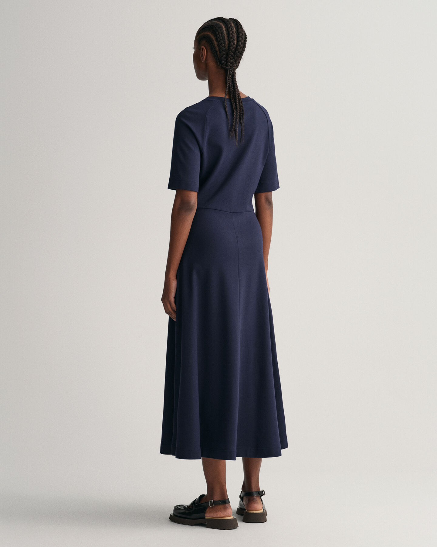 Utst&auml;lld kort&auml;rmad crew neck kl&auml;nning