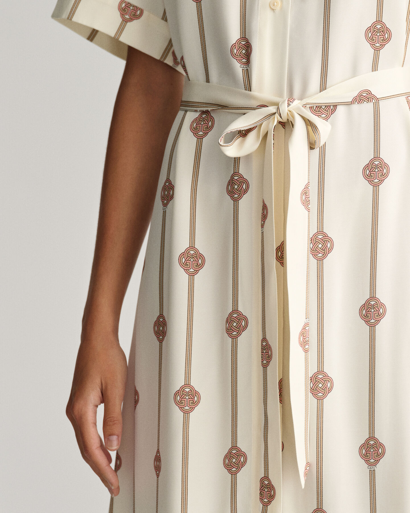 Mönstrad, kortärmad skjortklänning