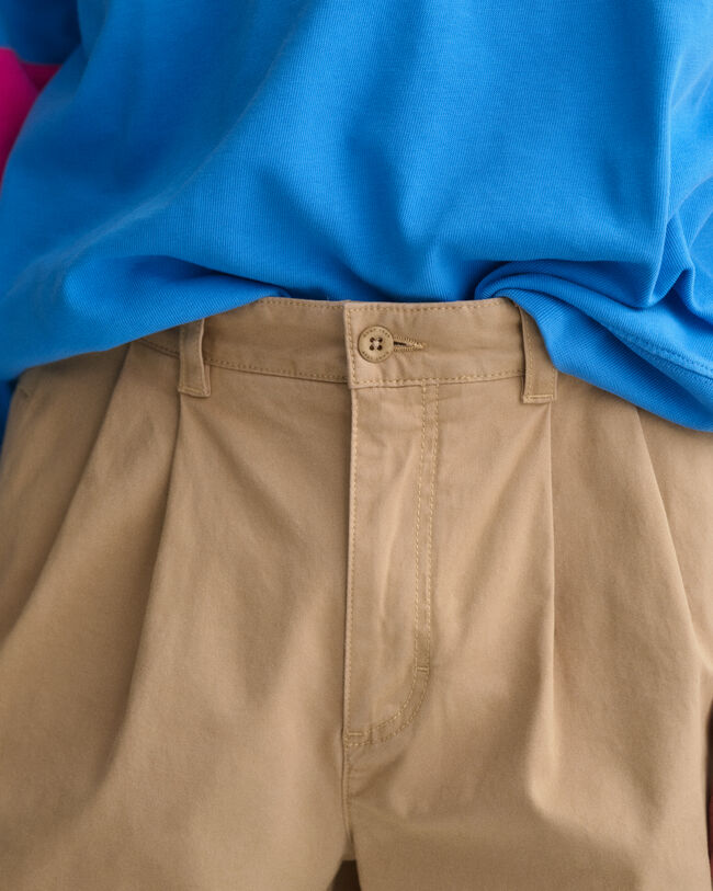 Relaxed fit shorts med veck