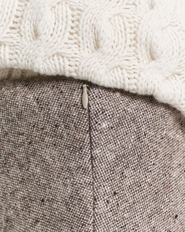 Utsvängd midikjol i ull