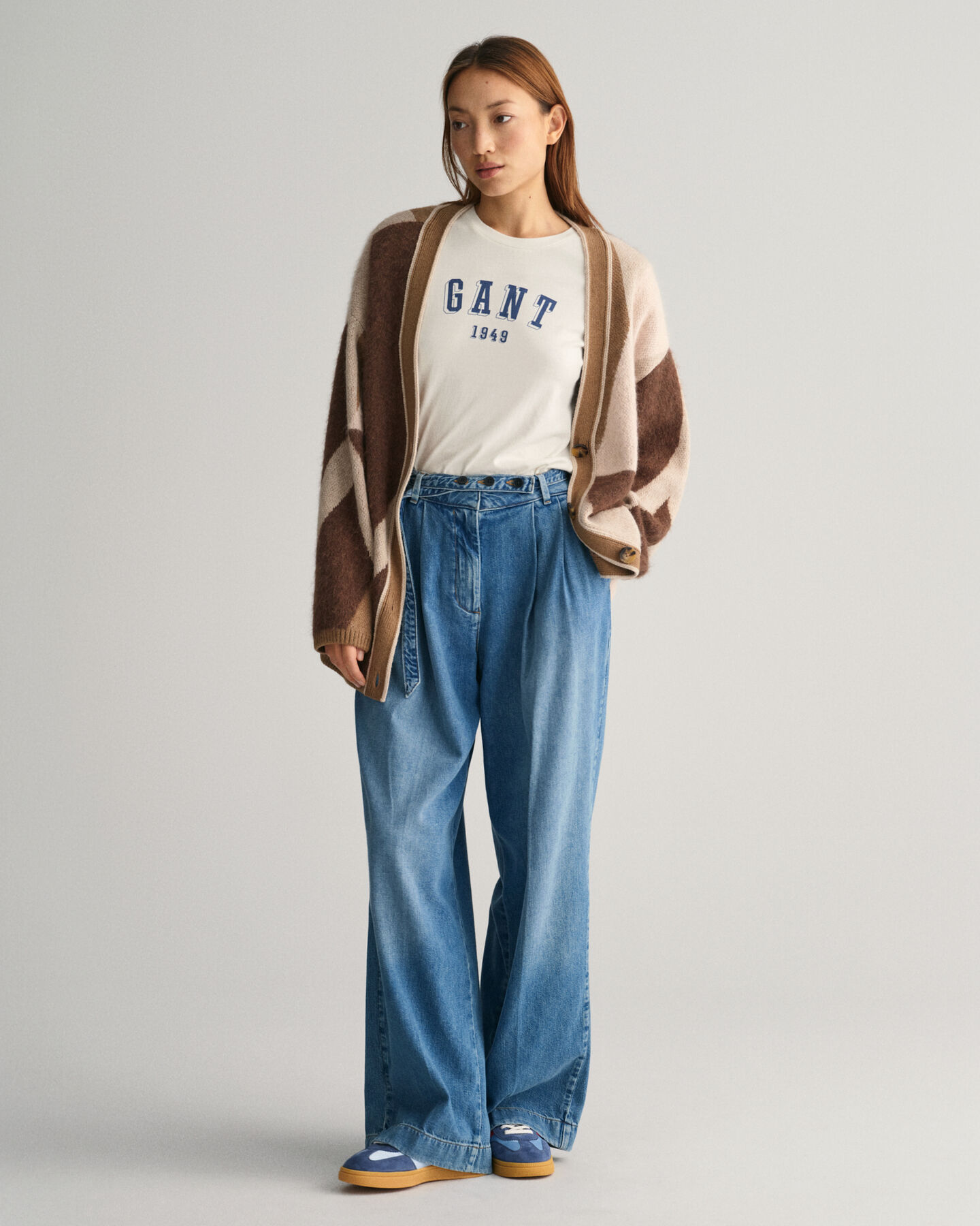 Intarsiastickad kofta med bokstavsm&ouml;nster