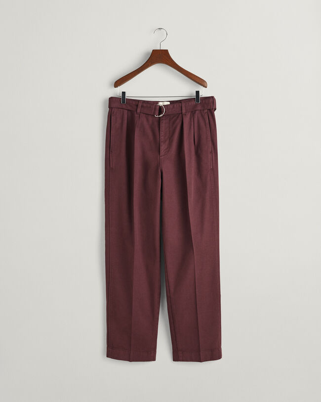 Chinos med veck och bälte