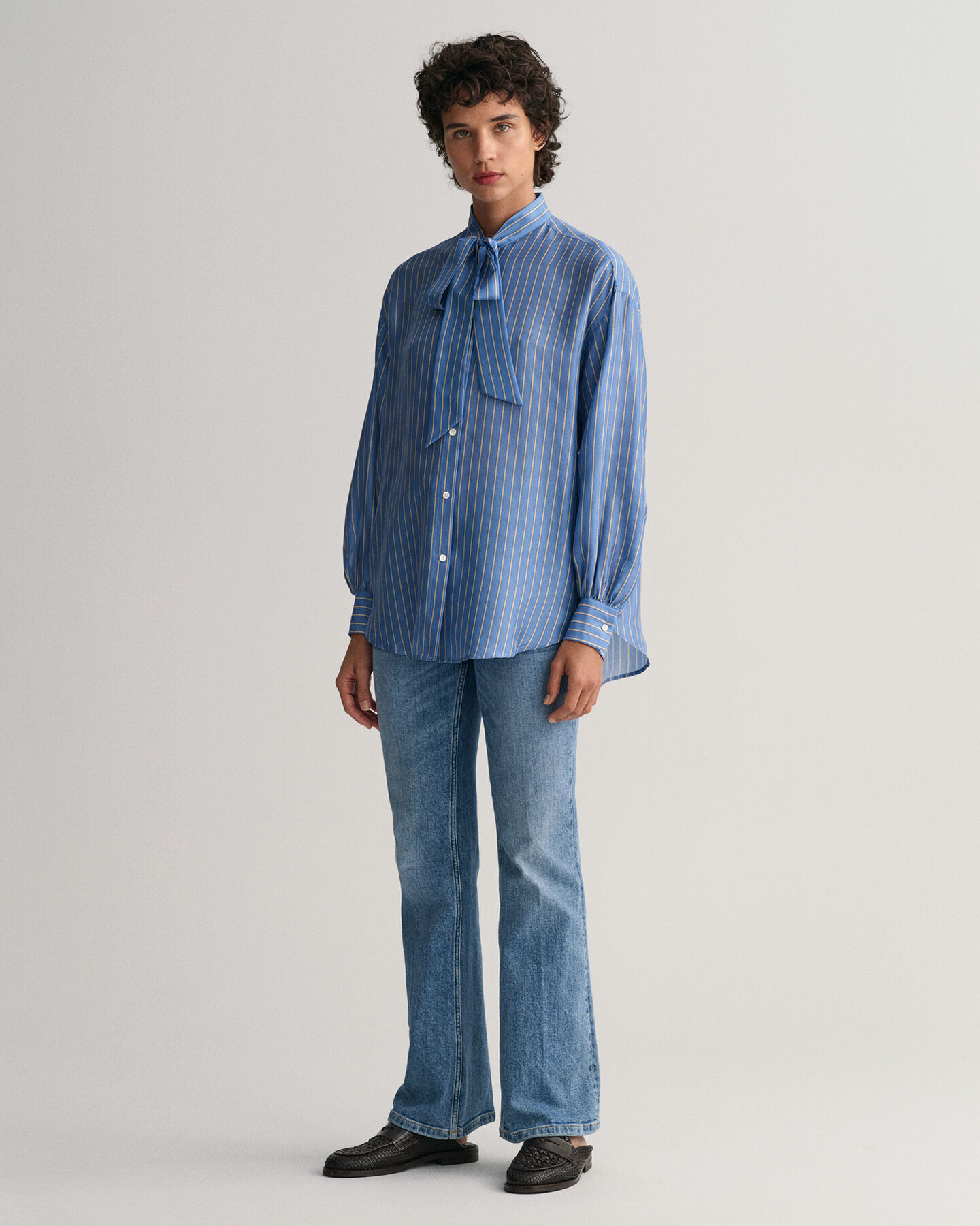 Randig knytblus i siden