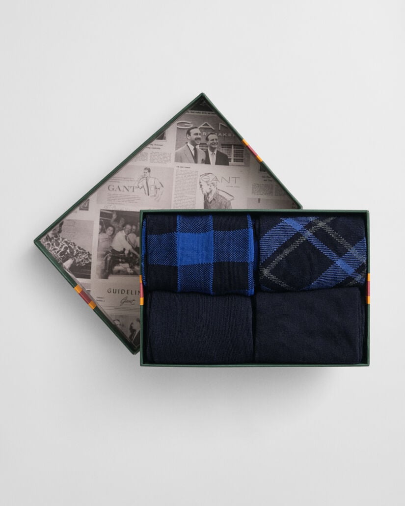 Fyrpack rutiga och enf&auml;rgade strumpor i presentf&ouml;rpackning