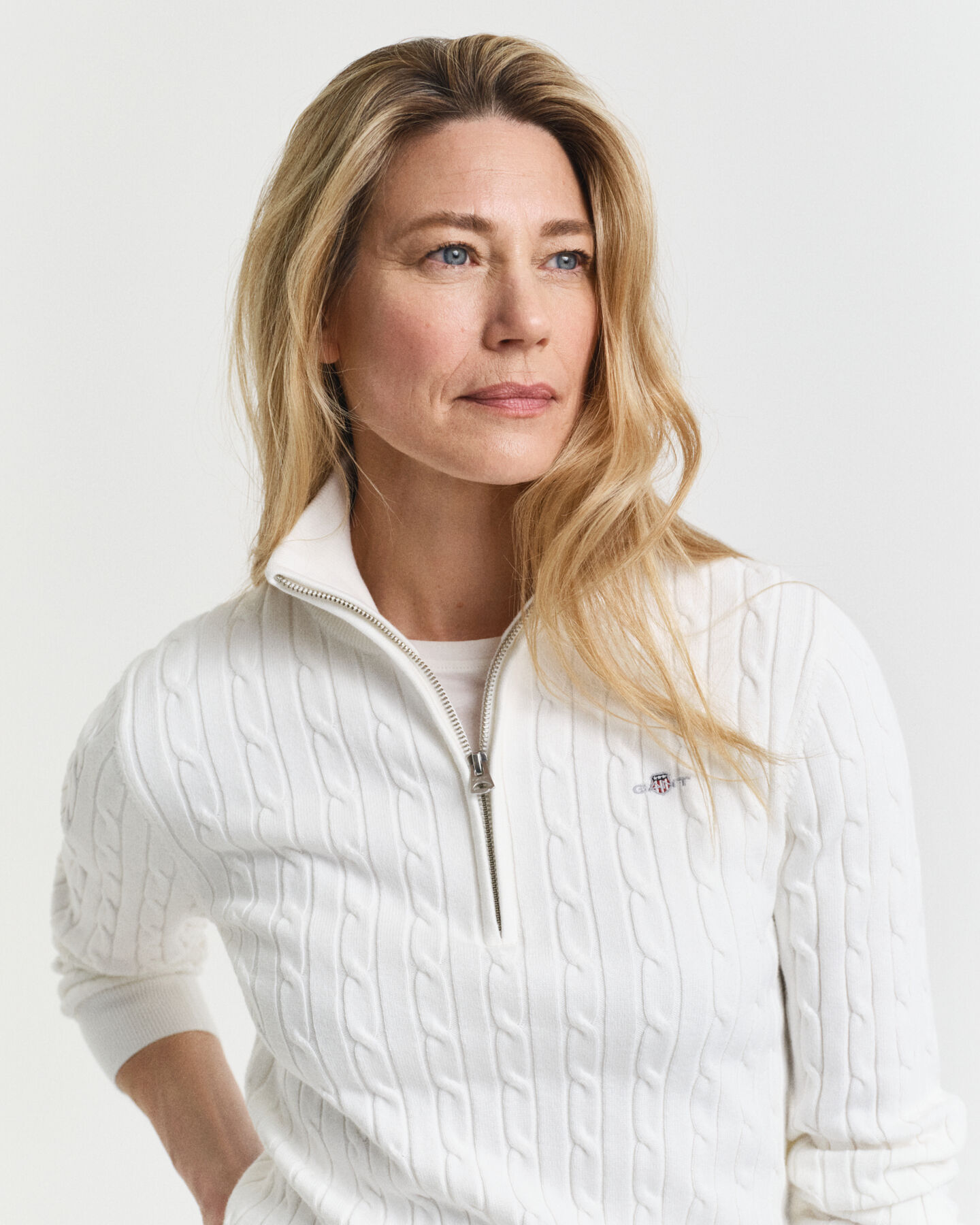 Kabelstickad tröja i bomullsstrech med half-zip