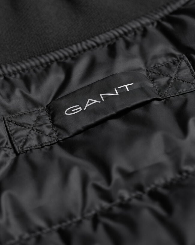 Tunn vadderad bomberv&auml;st