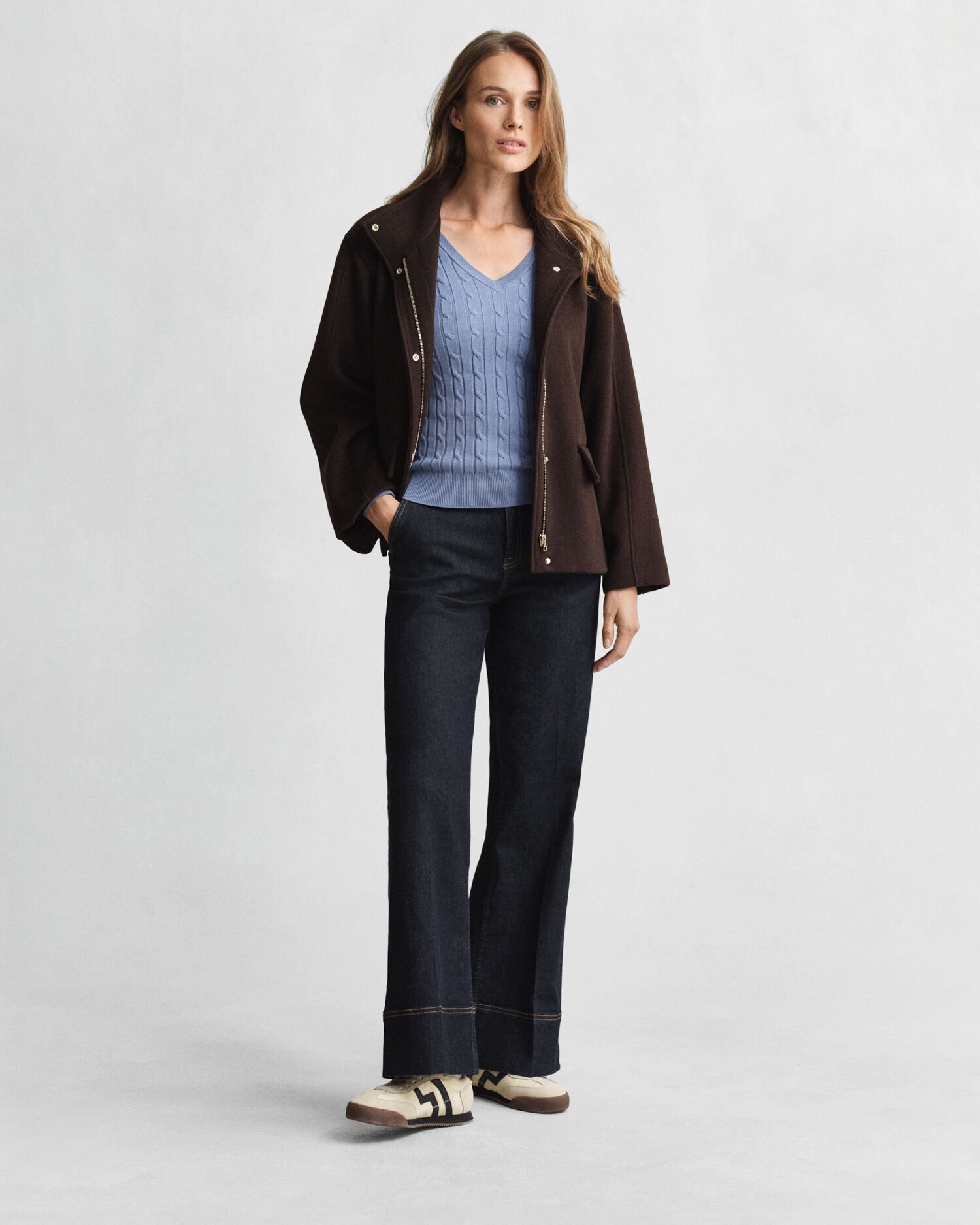 V-ringad kabelstickad tröja