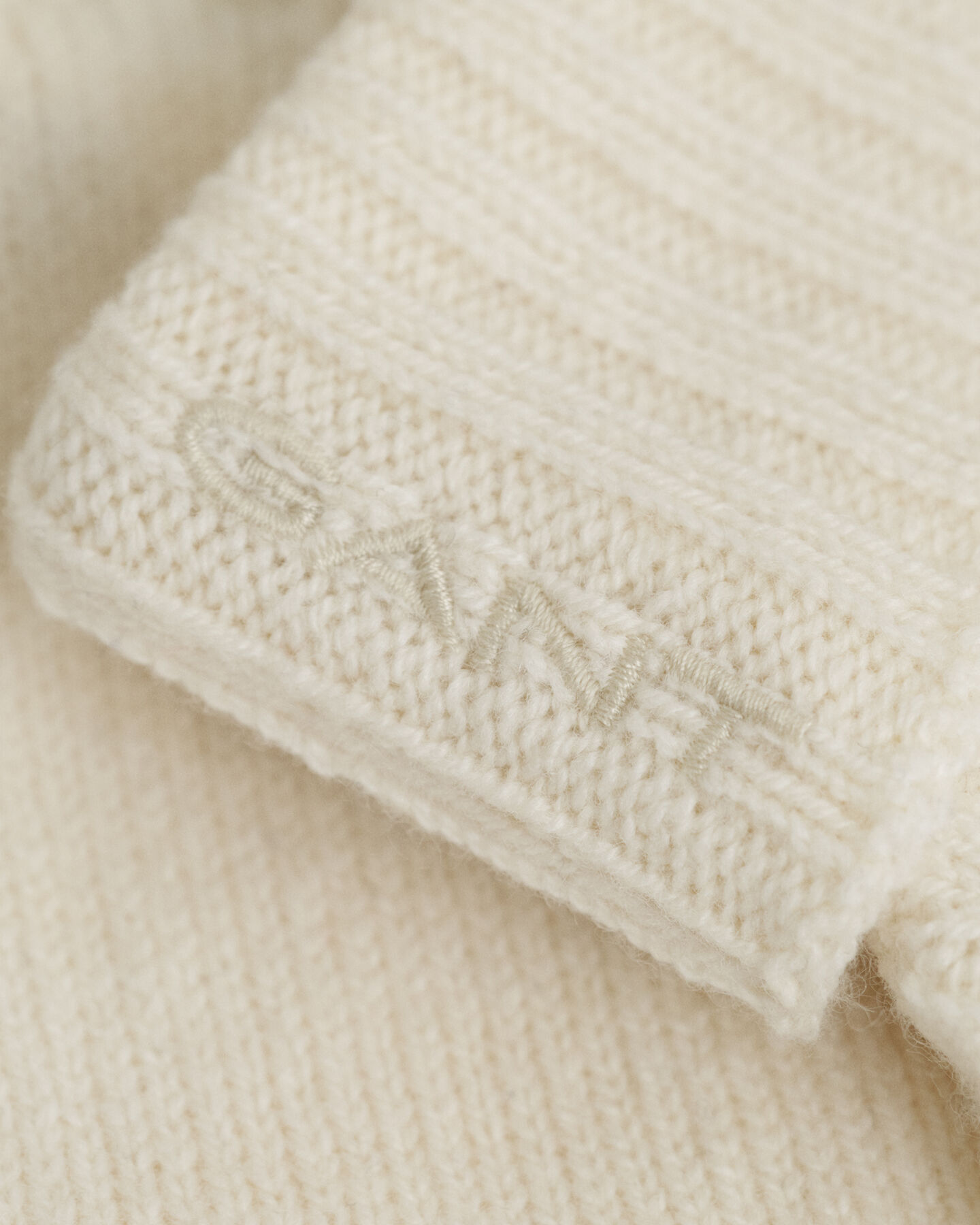 Handskar i ull med flätmönster