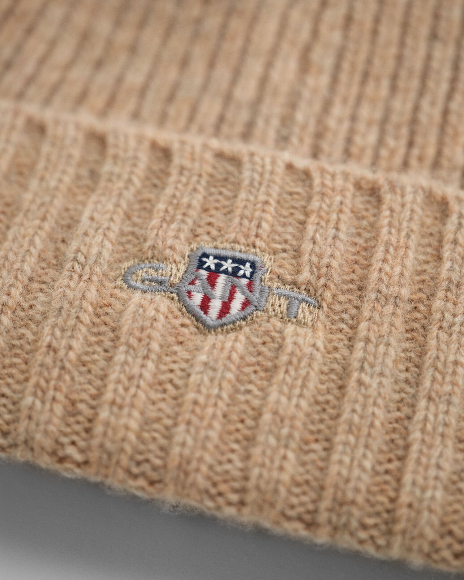 Yllemössa med sköld