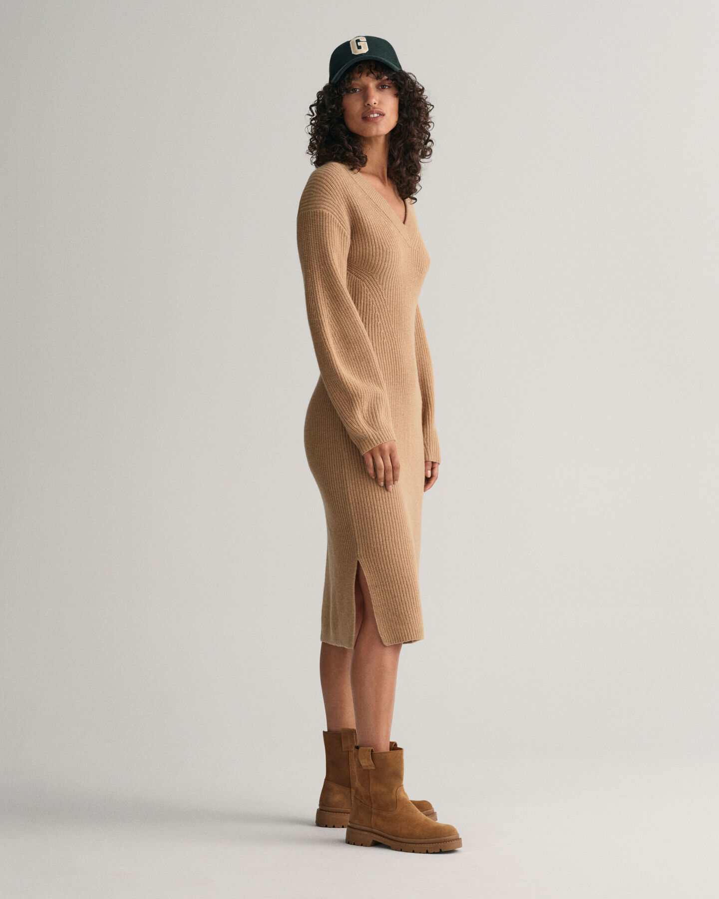 Ribbstickad yllekl&auml;nning med V-ringning