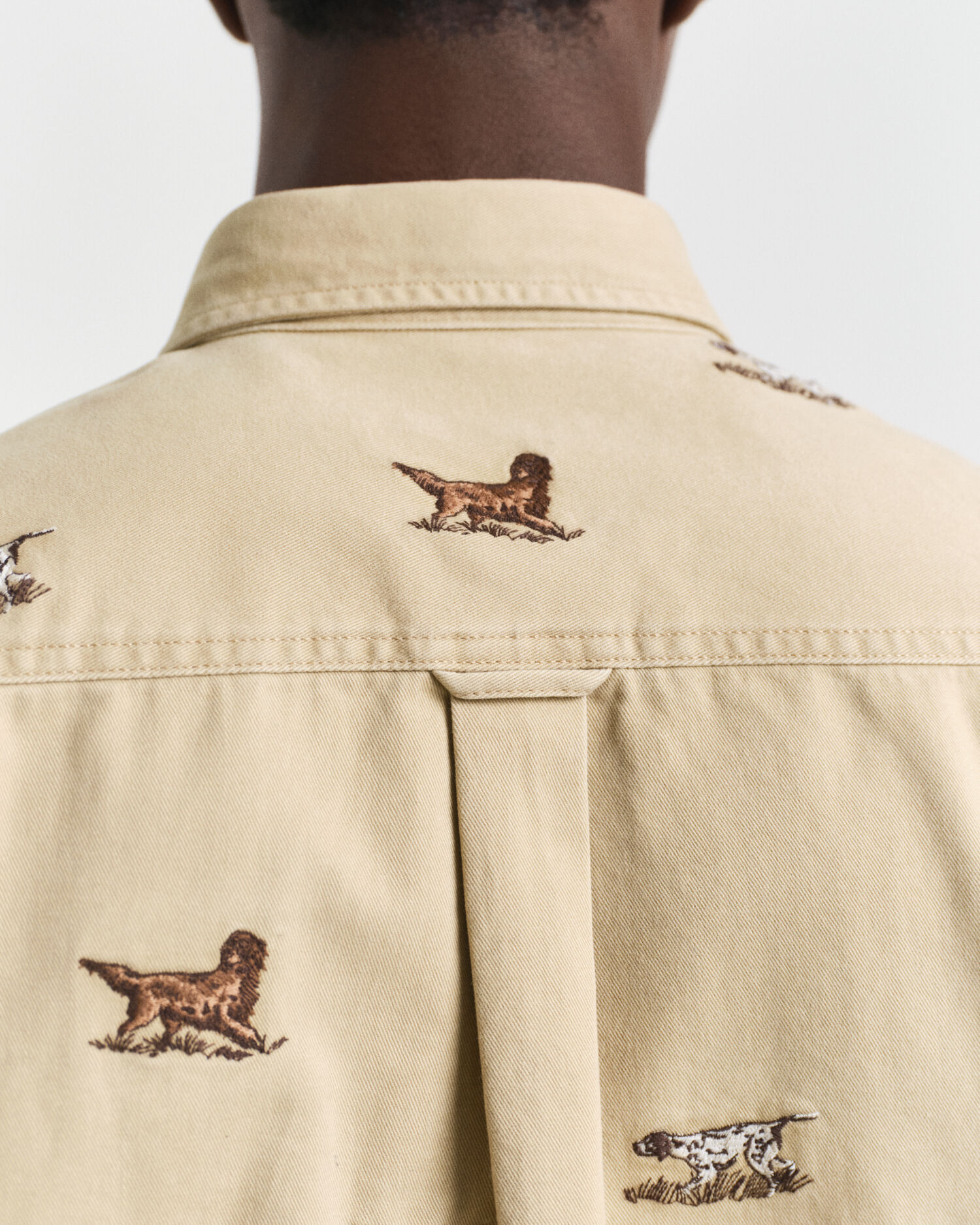 Relaxed fit broderad twillskjorta