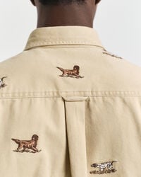 Relaxed fit broderad twillskjorta