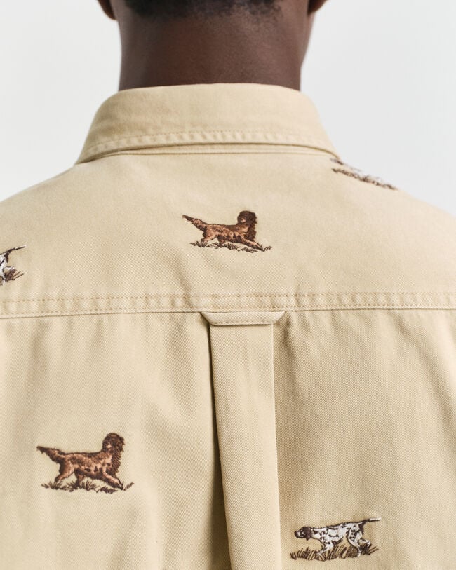 Relaxed fit broderad twillskjorta