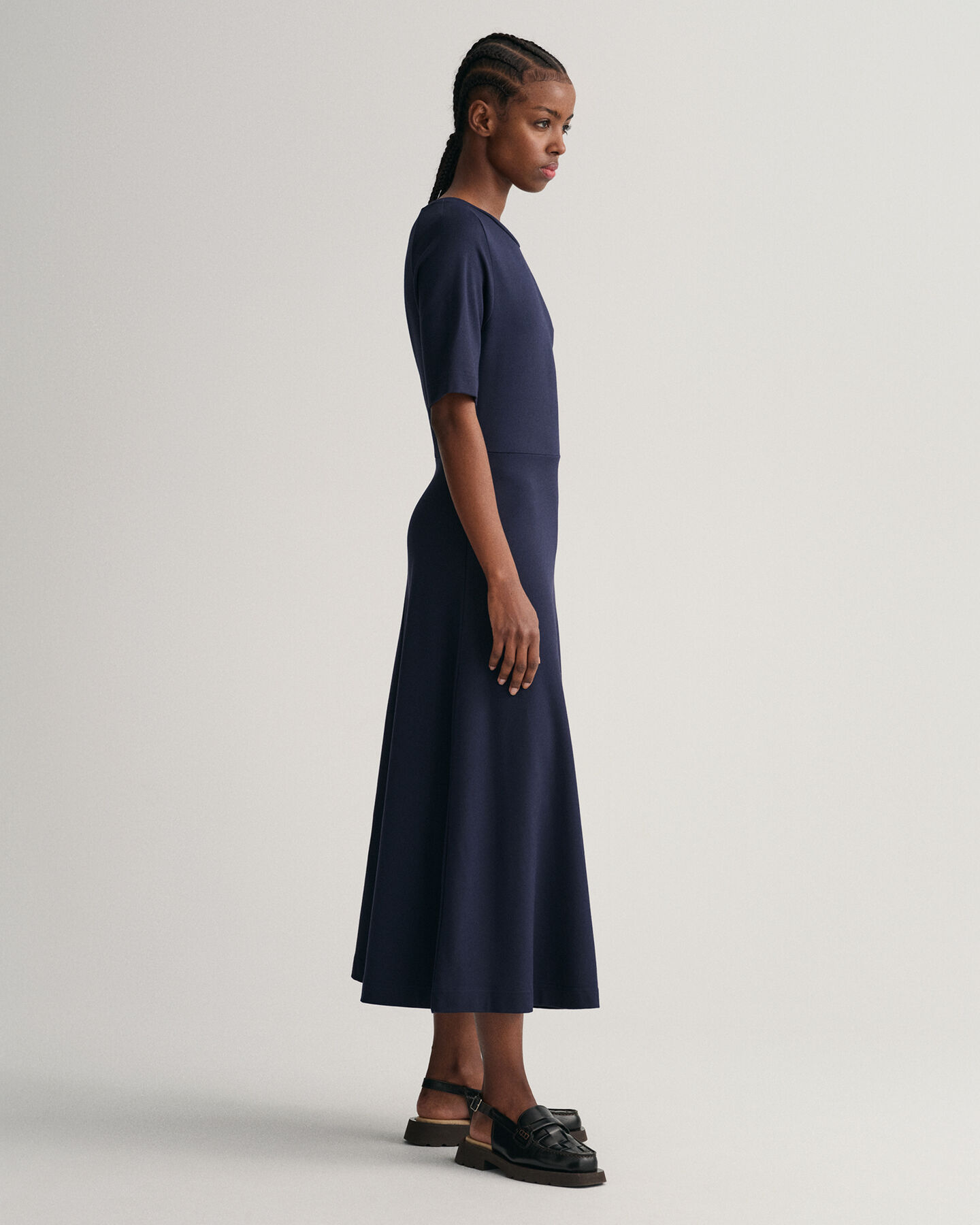 Utst&auml;lld kort&auml;rmad crew neck kl&auml;nning