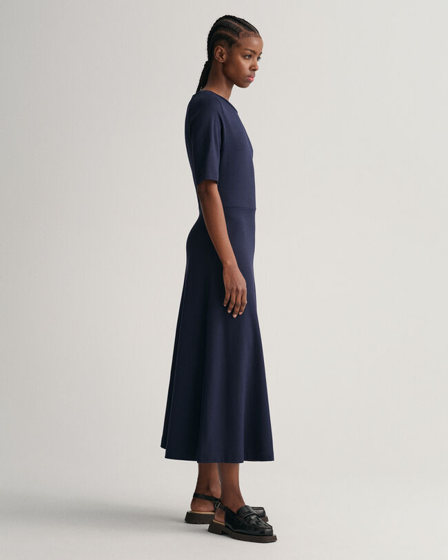 Utst&auml;lld kort&auml;rmad crew neck kl&auml;nning