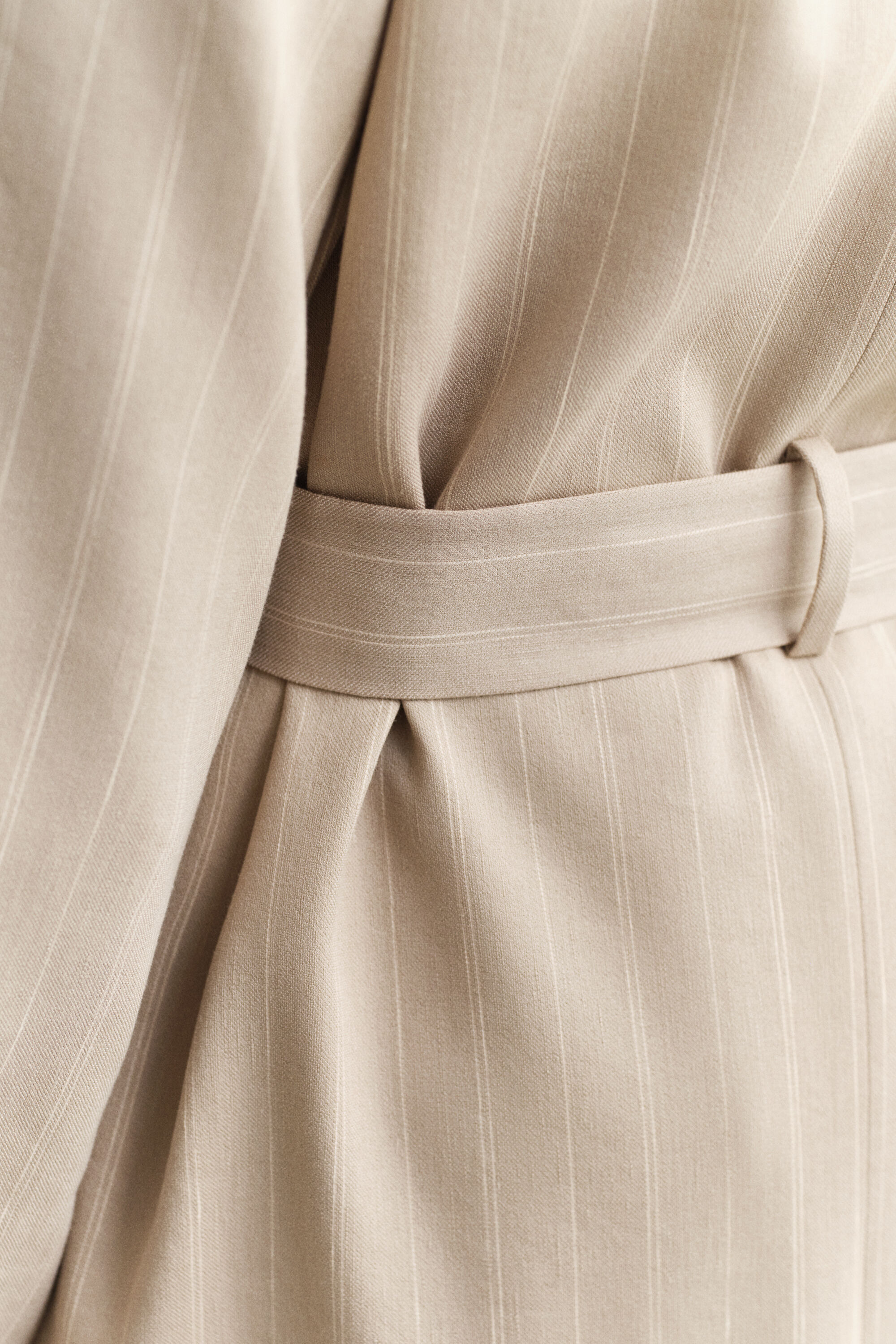 Kritstrecksrandig kappa i linneblandning