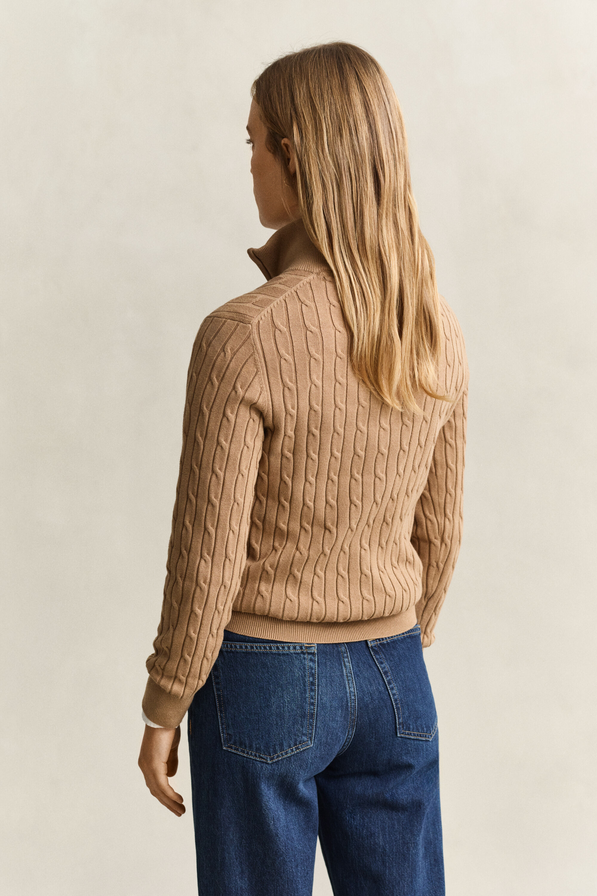 Stretchig kabelstickad tröja med half-zip