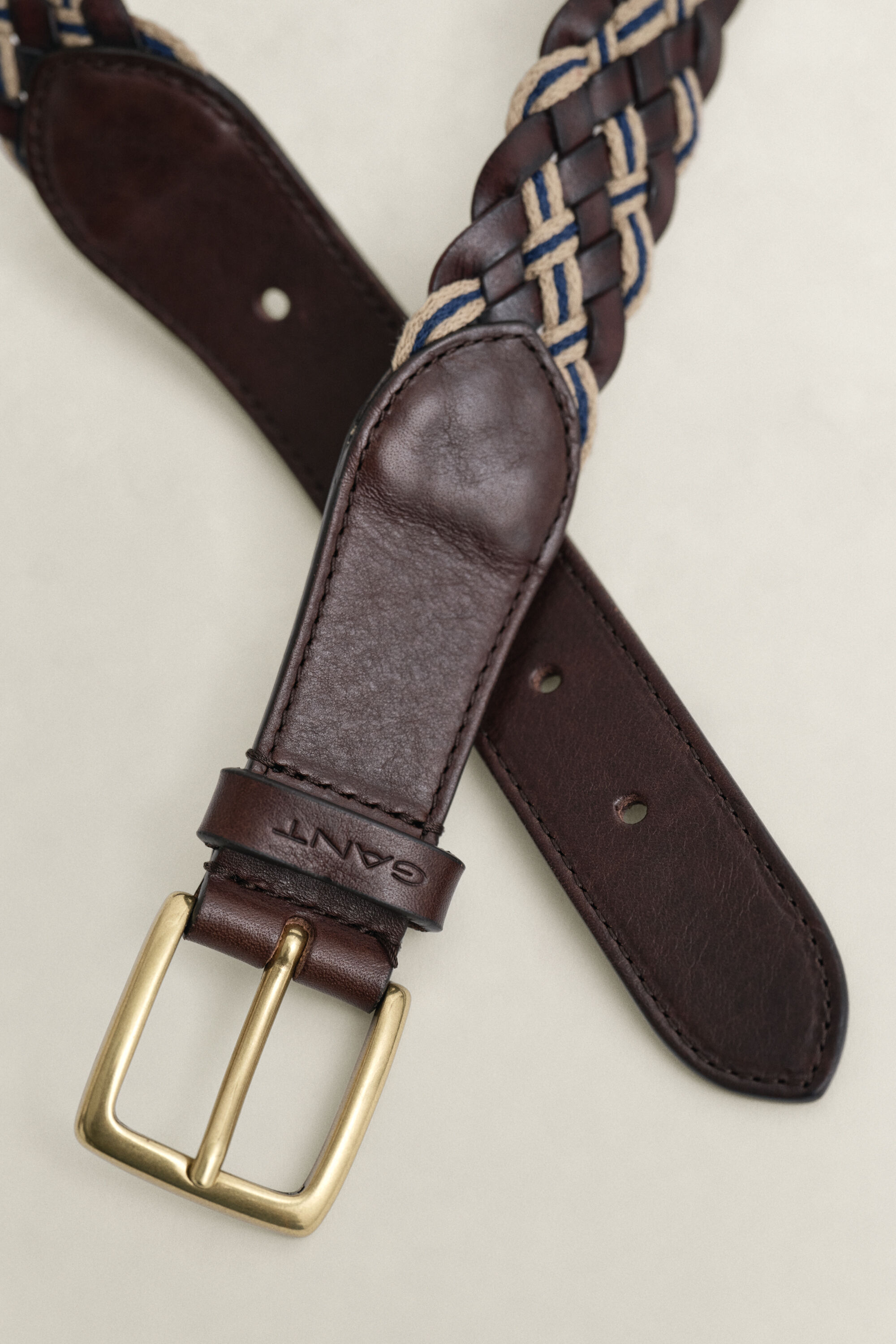 Flerfärgat flätat bälte