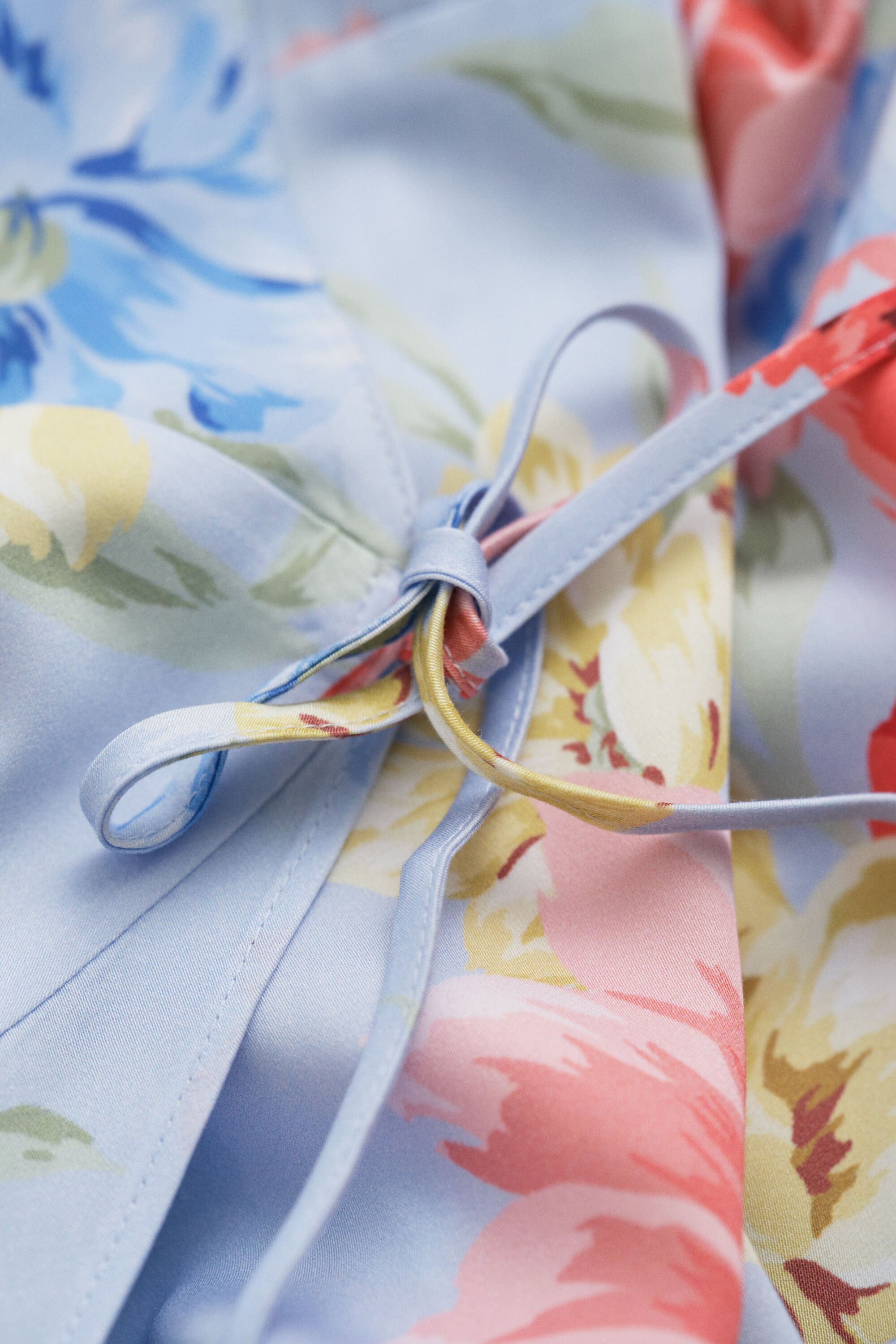 Blommig omlottklänning med volang