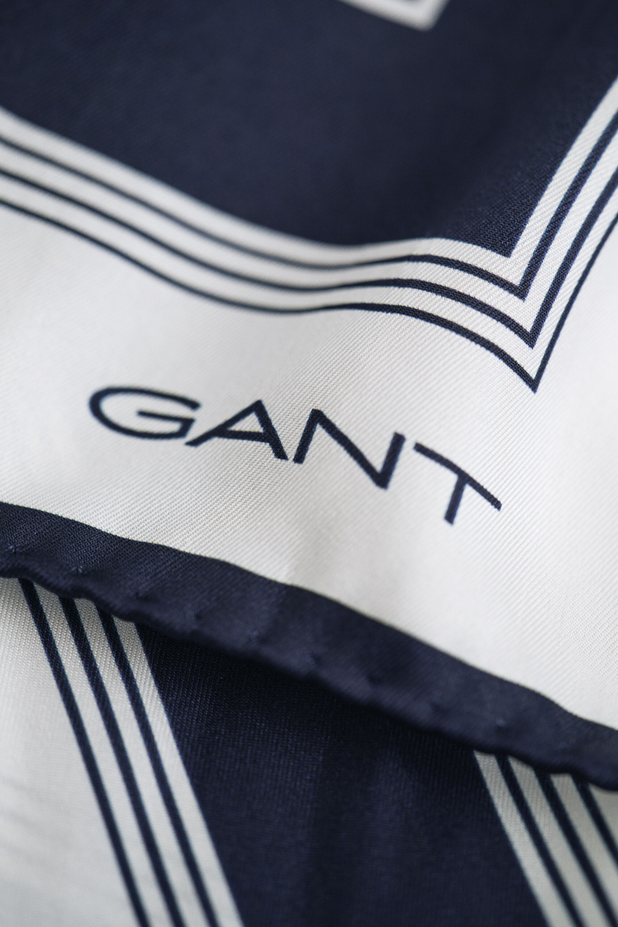 Sidensjal med monogram