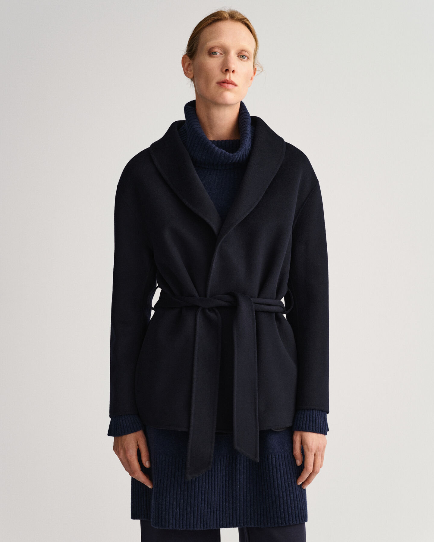 Handsydd kavaj med bälte