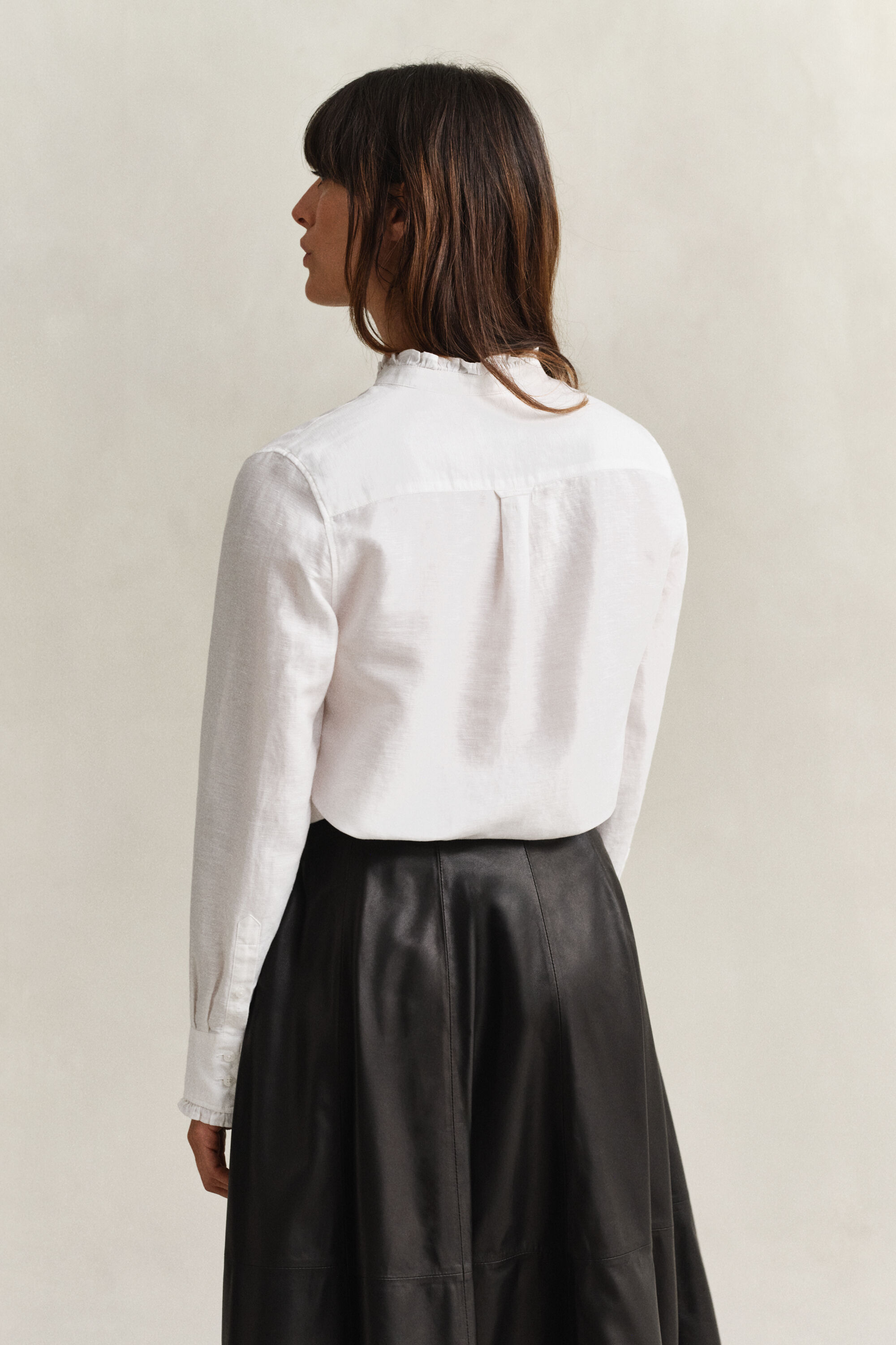 Blus i linneblandning med volang