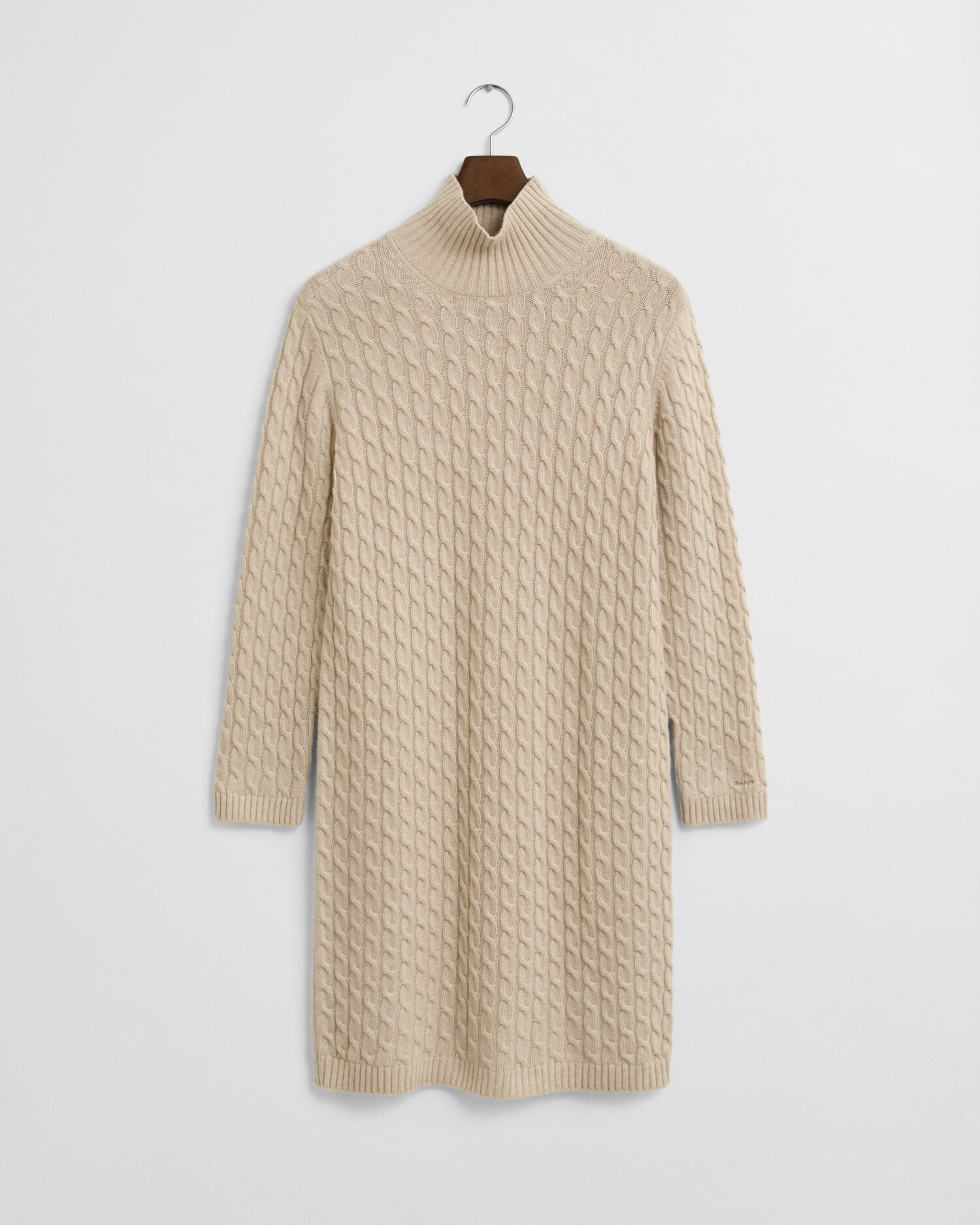 Kabelstickad klänning