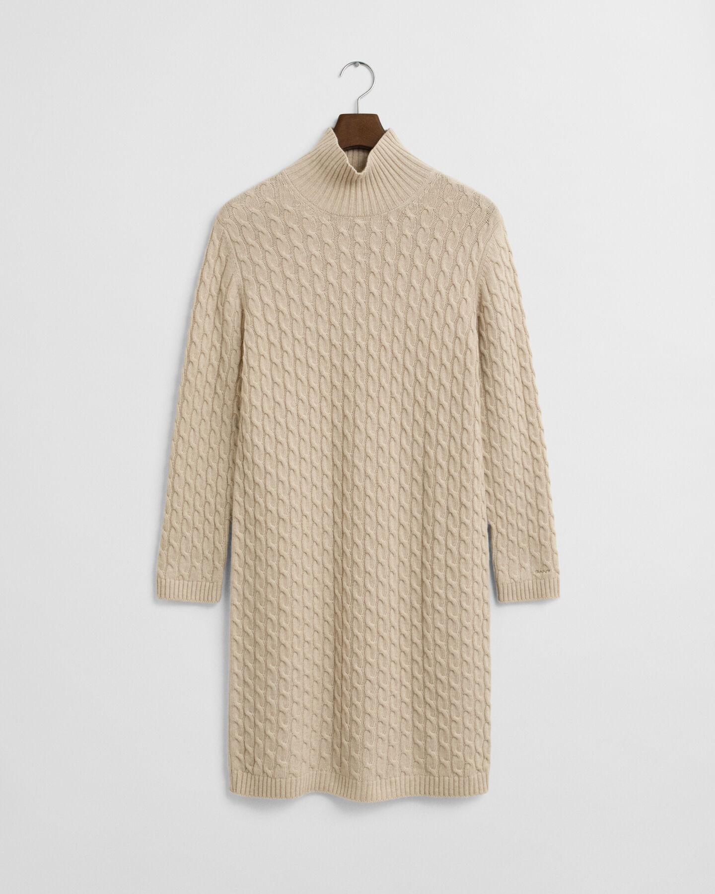 Kabelstickad klänning